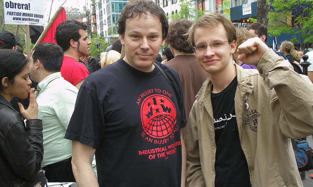 Thomas Good - Eigenes Werk David Graeber (in IWW t-shirt, center) with Brian Kelly at a May Day immigrant rights rally at NYC's Union Square. This photograph has been widely reproduced by a variety of publications including Adbusters (Canada) and Profil (Austria).