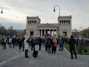 Iran-Solidarität mit Luftballos zum Gedenken für die 300 ermordeten jungen Protestierenden